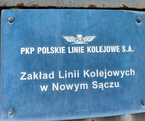 Połączenie zakładu z Krakowem oznacza dla wielu utratę pracy? Protest pracowników kolei z Nowego Sącza
