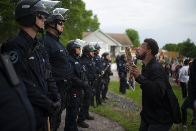 Zamieszki w USA. Policjant udusił mężczyznę na ulicy 