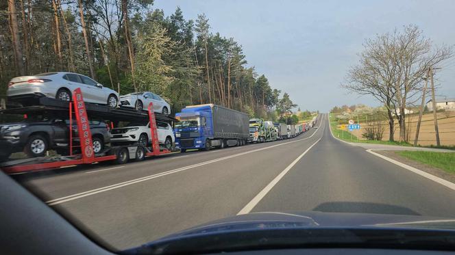 Tiry znów stoją w gigantycznych kolejkach do granicy