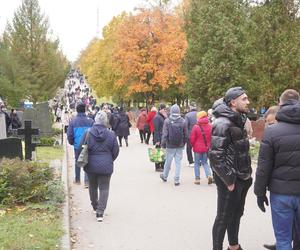 Tłumy na cmentarzu przy ul. Poprzecznej. Olsztynianie odwiedzają groby bliskich [ZDJĘCIA]