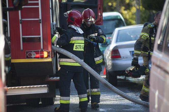 Potężny pożar kamienicy w Bytomiu. Strażacy walczą z ogniem! Jedna osoba nie żyje