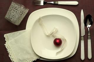 Nakrycie świątecznego stołu: biel w kontraście