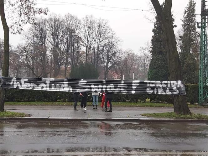 Kibicki Górnika Zabrze zrobiły świąteczną niespodziankę małym pacjentom z miejskigo szpitala. Piękny gest! [ZDJĘCIA]