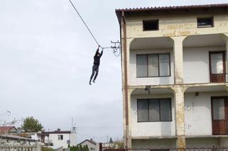 Skoczył z dachu i zawisł na przewodach elektrycznych! Filmowa ucieczka 16-latka przed policją