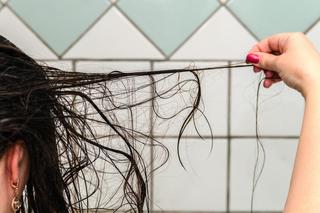Robisz olejowanie włosów w ten sposób? Sprawdź, kiedy robisz to źle