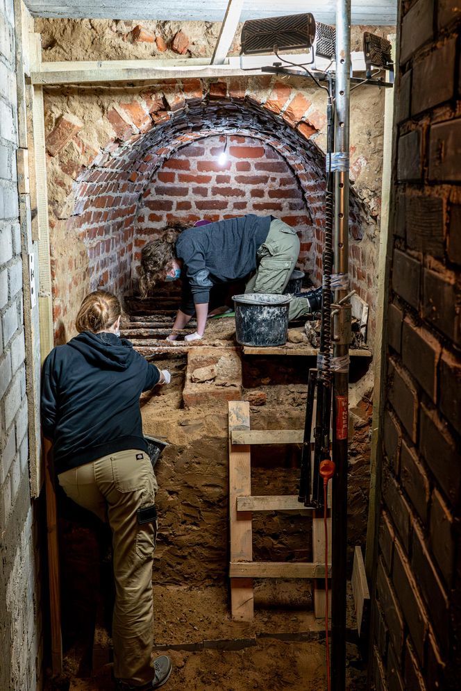 Odkryto trumny z krypt w Kazimierzu Biskupim