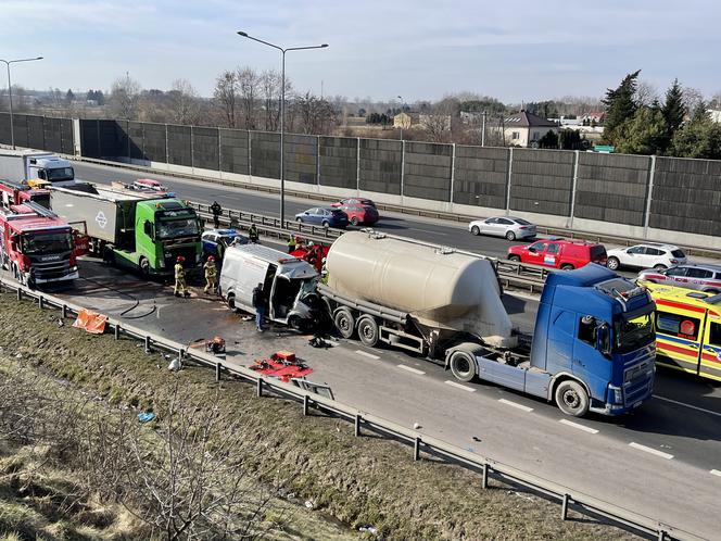 Zderzenie busa z cysterną. Ekspresówka całkowicie zablokowana