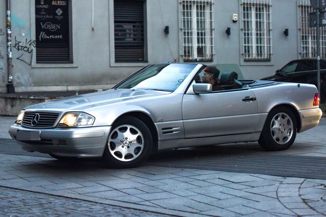 Maciej Zakościelny głaszcze kołdrę po rozwodzie