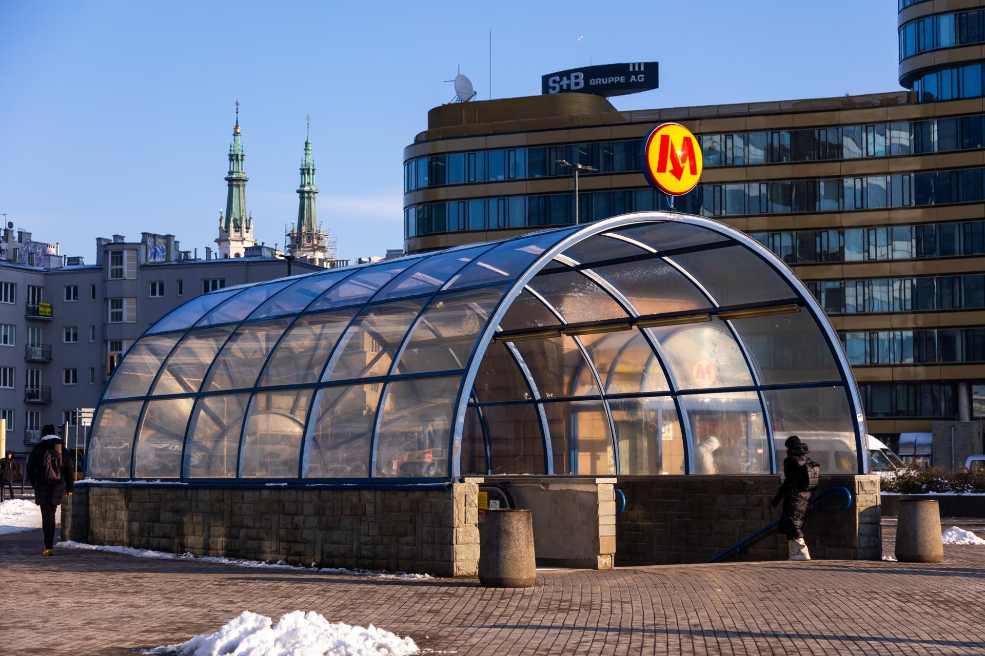 Metro w Warszawie – wejście na stację Politechnika na M1