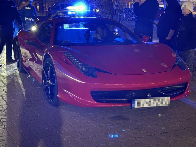 Znany TikToker driftował czerwonym Ferrari. Rozbił auto i uciekł