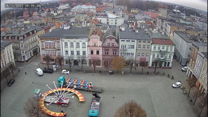 ​Na Rynku w Lesznie montowana jest karuzela. To świąteczna atrakcja dla dzieci i nie tylko