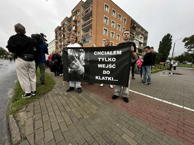 Setki osób upamiętniły Oliwiera. 20-latek zmarł po interwencji policji. "Zabili go jak zwierzę"