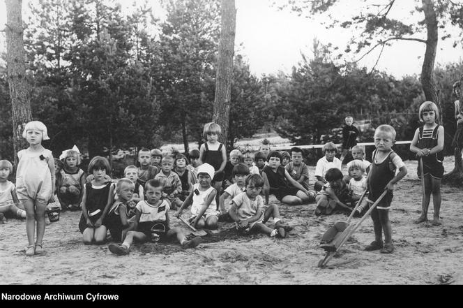 Grupa dzieci podczas zabawy na piasku, Łapy, okres międzywojenny