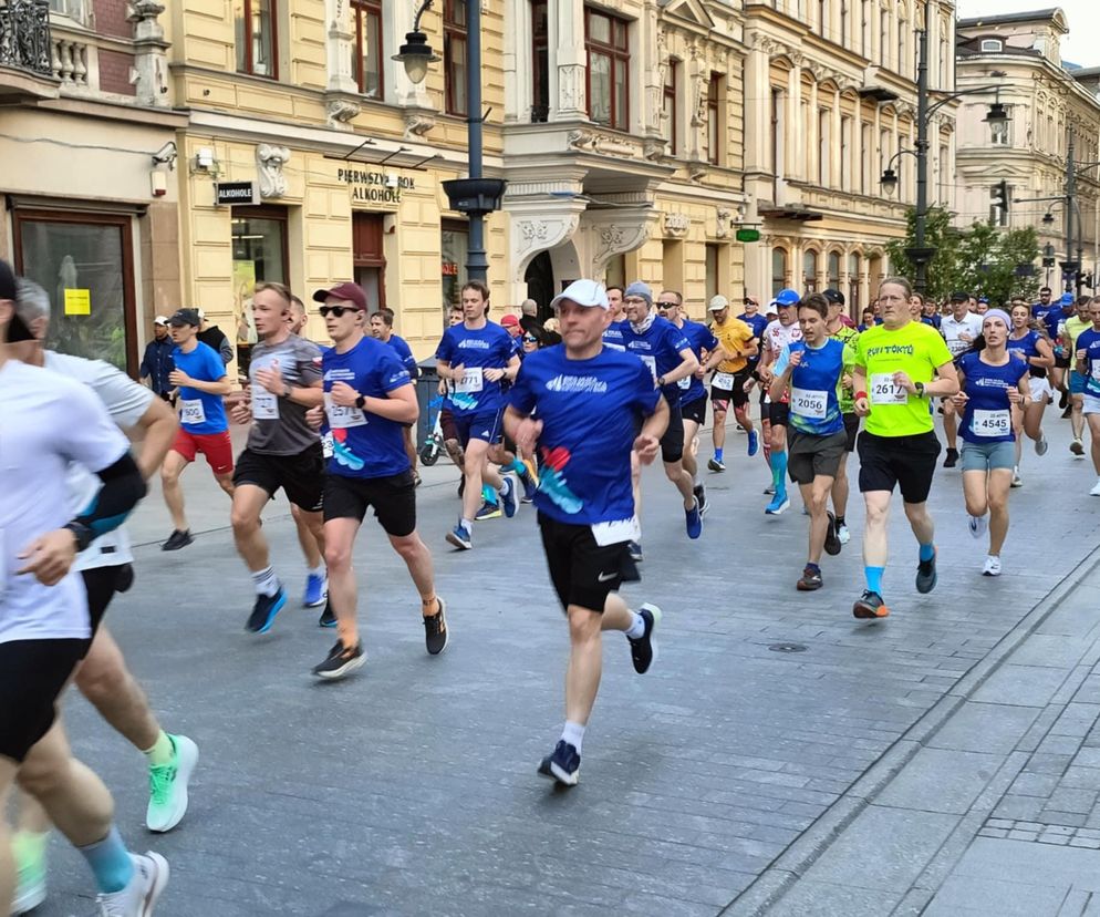 Rossmann Run 2025. Tłumy biegaczy wzięły udział w biegu ulicą Piotrkowską  [GALERIA, WYNIKI]