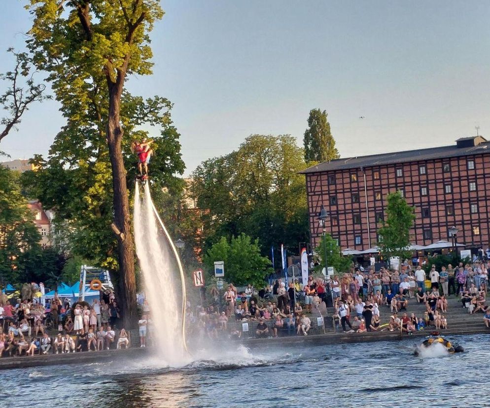 Tłumy bydgoszczan i turystów na Sterze na Bydgoszcz 2025. Emocji dostarczyły Wyścig butelkowy i popisy flyboardzistów [ZDJĘCIA]