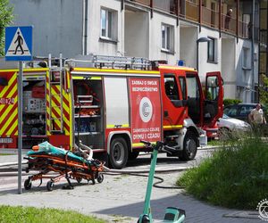 Pożar i wybuchy w mieszkaniu bloku w Tychach