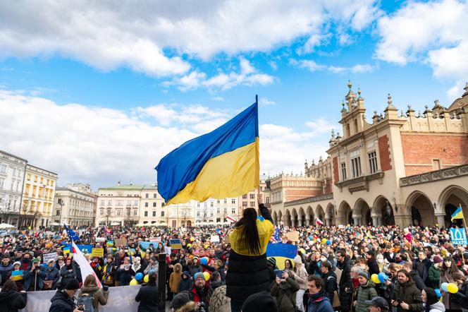 Kraków: 2000 osób na Rynku Głównym. Apel do NATO o ochronę nieba nad Ukrainą [ZDJĘCIA]