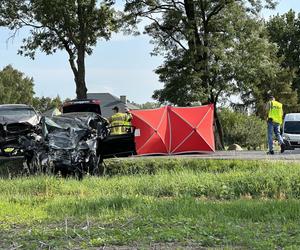 Sochaczew: Wyprzedzał i przez to zginęli? Koszmarny wypadek na prostej drodze. Nie żyją dwie osoby