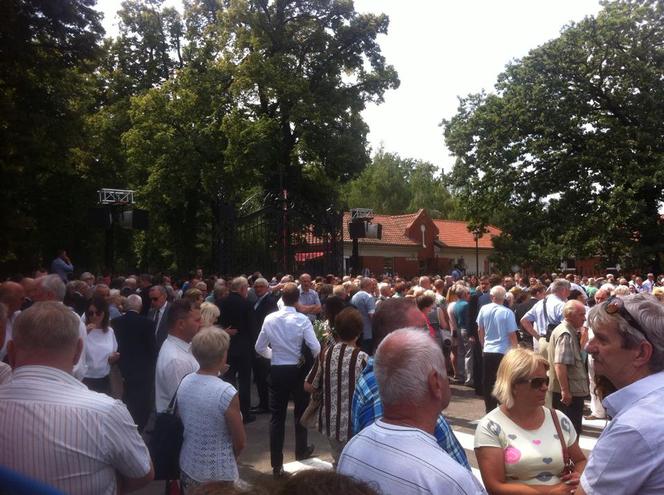 Tłumy pod bramą cmentarza przy ul. Nowina