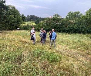 Akcja na polu, gdzie znaleziono Wampirkę z Pnia. Młodzi chodzili z detektorami, niedługo wracają tam archeolodzy