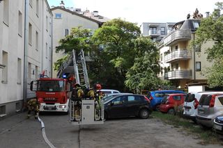 Pożar poddasza na Grochowie. Ewakuacja kilkudziesięciu osób