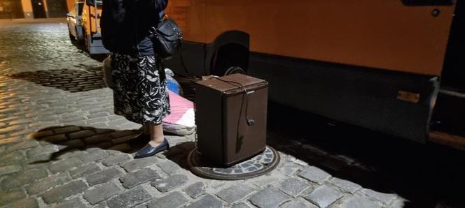 Pod osłoną nocy ksiądz wyniósł swoje rzeczy 