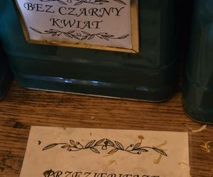 Były opowieści o herbacianych zwyczajach, wspomnienia dawnych spotkań przy stole, a także degustacje różnych gatunków herbat 