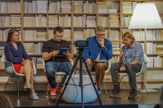 Drzewo spotyka architekturę i z bycia jedynie tłem staje się pełnoprawnym współtwórcą przestrzeni. Efekty mogą być zaskakujące, a ich cena niejednoznaczna