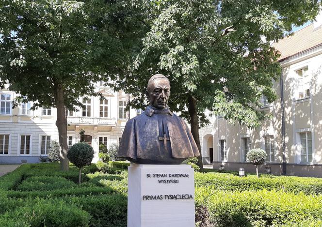 Popiersie kardynała Wyszyńskiego w Warszawie