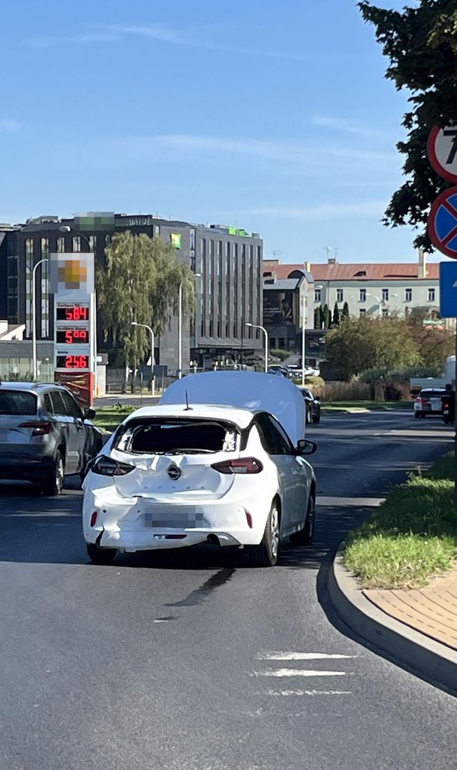 Szambiarka rozszczelniła się po zderzeniu z oplem. Kobieta trafiła do szpitala.