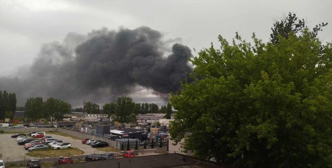 Pożar składowiska opon w Toruniu. Dym widoczny z daleka