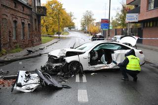 Pościg na Pradze, sportowy mercedes kompletnie rozbity. Trzy osoby trafiły do szpitala