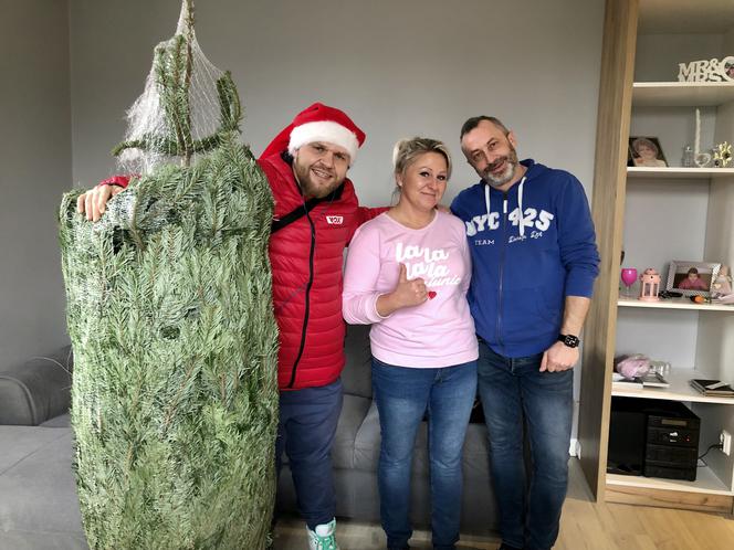 Boże Narodzenie 2021 z choinkami od VOX FM. Nasz kurier dostarczył nie tylko drzewka ale także mnóstwo radości