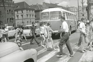 Przejście dla pieszych u zbiegu ulic Świdnickiej, Oławskiej i Rynku, 1972 rok