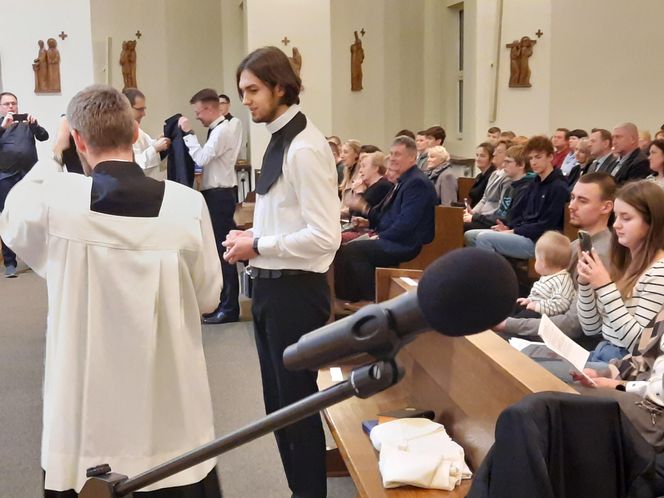 Klerycy Krzysztof i Michał podczas obrzędu obłóczyn pierwszy raz nałożyli sutanny. Wcześniej ich koledzy klerycy obcięli im krawaty, co symbolicznie oznacza przejście ze świata świeckiego do duchownego.