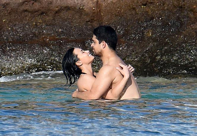 Demi Lovato i Wilmer Valderrama całują się na plaży