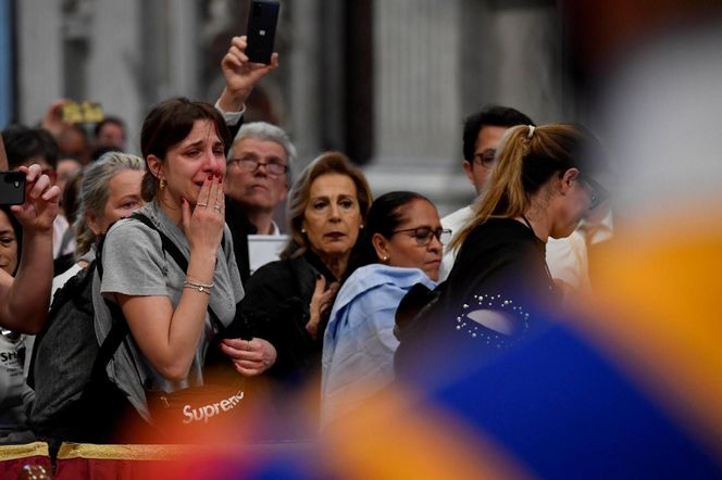 Tłumy na placu św. Piotra. Tak żegnają zmarłego papieża Franciszka 