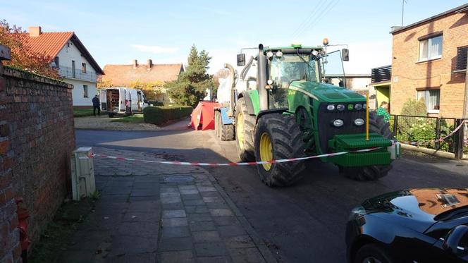 Tragiczny wypadek w Żytowiecku! Ciągnik z nieczystościami rozjechał 40-latka [ZDJĘCIA]