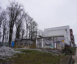 Blok z widokiem na betonowy mur. To prestiżowa inwestycja w Białymstoku