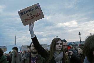 Zamieszki w Paryżu. Demonstranci protestują przeciw reformie emerytalnej [ZDJĘCIA]
