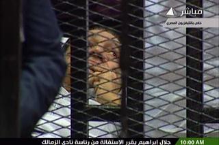 Egipt, proces byłego prezydenta: Mubarak przed sądem na noszach i w klatce - ZDJĘCIA