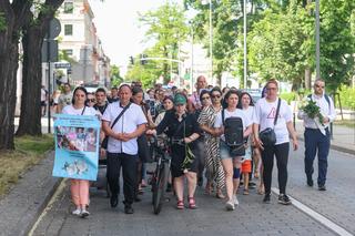 Biały Marsz dla Kamilka. Mieszkańcy Częstochowy przynieśli białe róże