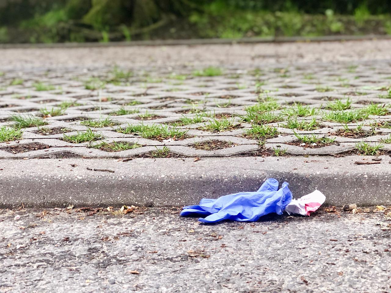 Pobocza trójmiejskich dróg toną w śmieciach. „Resztki jedzenia, ale też butelki z płynami fizjologicznymi” 