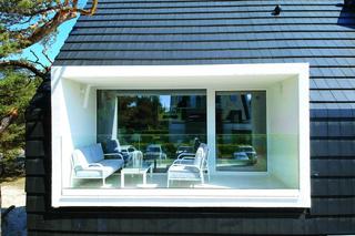 Architektura na wynajem. Oryginalny dom, jak znak graficzny w pejzażu