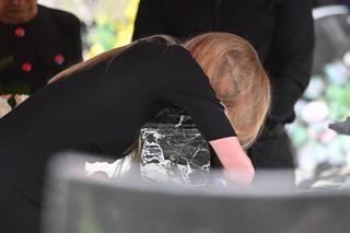 Tak wygląda teraz grób syna Sylwii Peretti. Sportowy samochód i morze zniczy 