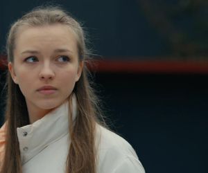 Barwy szczęścia, odcinek 3171. Ewelina (Amelia Listwoń)