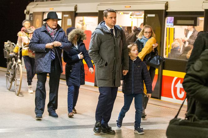 Rafał Trzaskowski jedzie z rodziną metrem na zaprzysiężenie