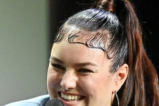 Ewa Farna przykleiła sobie włosy do czoła! Co to ma być?! Wygląd grzywki rozbraja na łopatki 