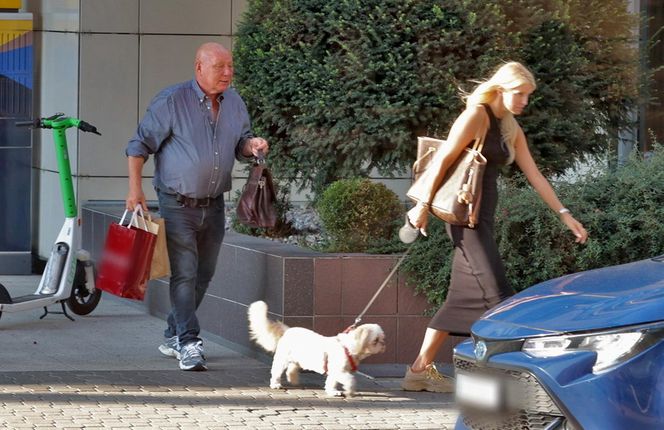 Jasnowidz Jackowski przyłapany w Warszawie. Młodsza, atrakcyjna kobieta i luksusowe zakupy