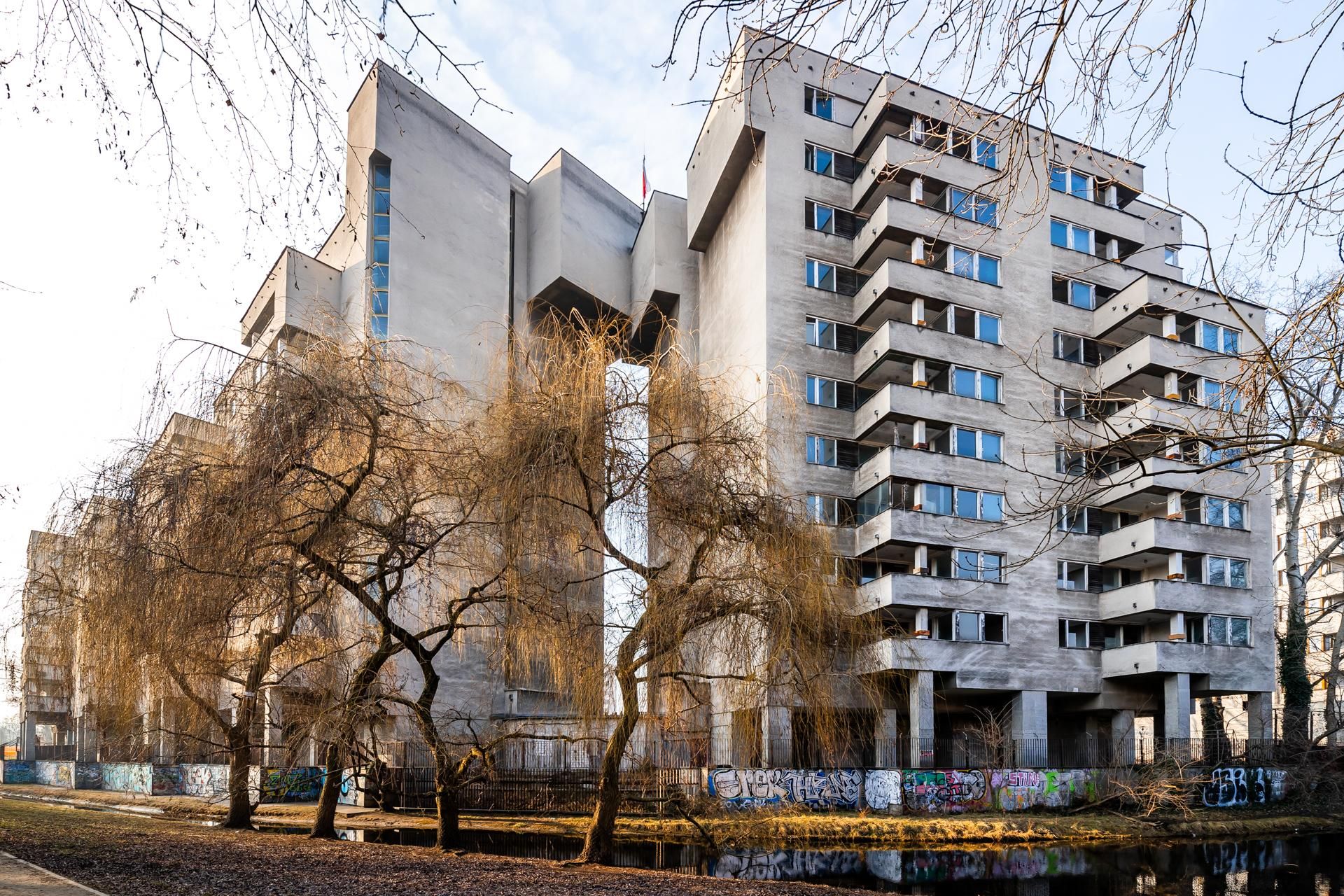 Szpiegowo, blok na Sobieskiego 100 w Warszawie